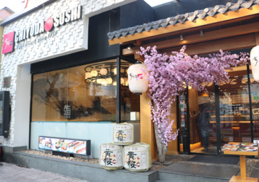 Tập đoàn Chiyoda Sushi Nhật Bản với chuỗi hệ thống các nhà hàng sushi gồm hơn 200 chi nhánh trải dài khắp Nhật Bản. Mang theo sứ mệnh “Đại chúng hóa Sushi”, với mục tiêu cung cấp cho thực khách ở khắp nơi trên thế giới tận hưởng hương vị món ăn “chuẩn Nhật